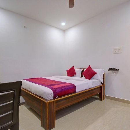 Oyo 11670 Hotel Vishnu Priya Residency Хидерабад Екстериор снимка