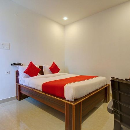Oyo 11670 Hotel Vishnu Priya Residency Хидерабад Екстериор снимка
