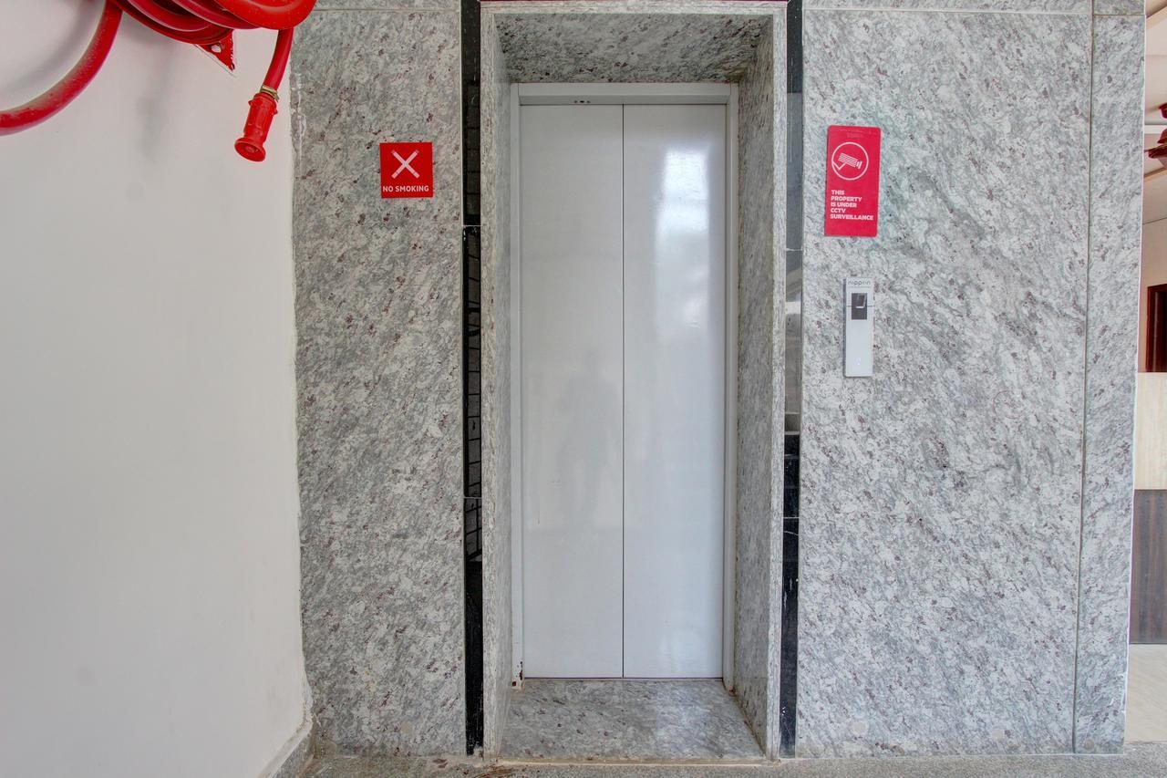 Oyo 11670 Hotel Vishnu Priya Residency Хидерабад Екстериор снимка