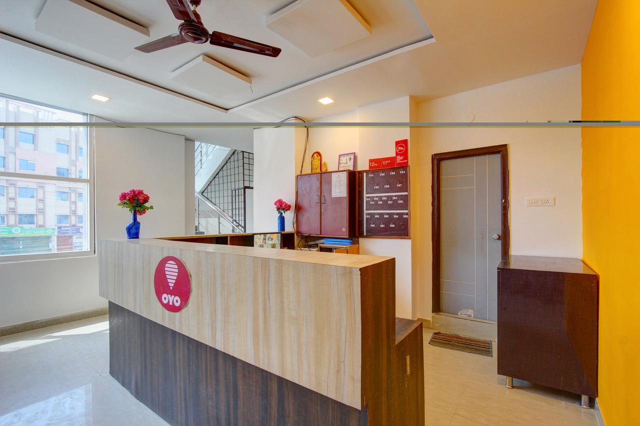 Oyo 11670 Hotel Vishnu Priya Residency Хидерабад Екстериор снимка
