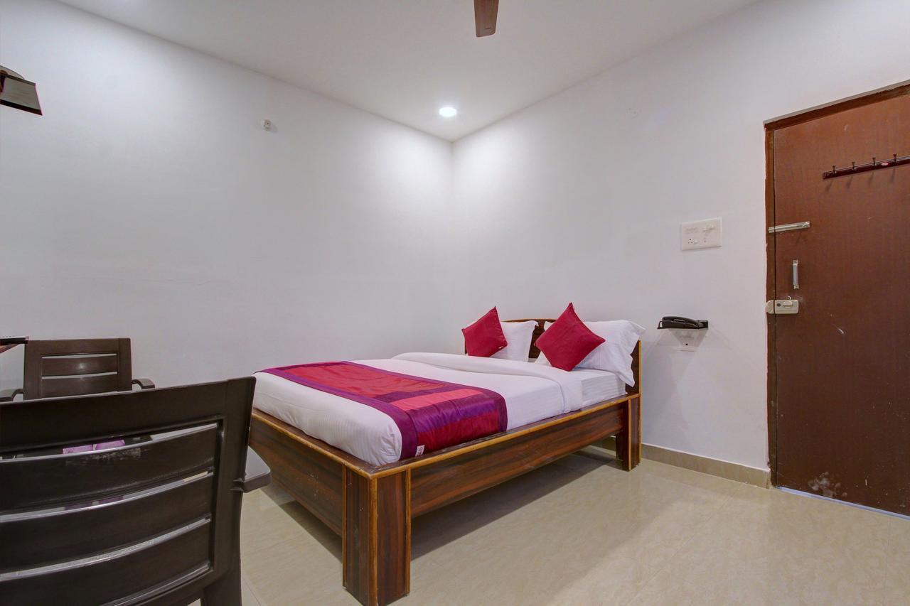 Oyo 11670 Hotel Vishnu Priya Residency Хидерабад Екстериор снимка