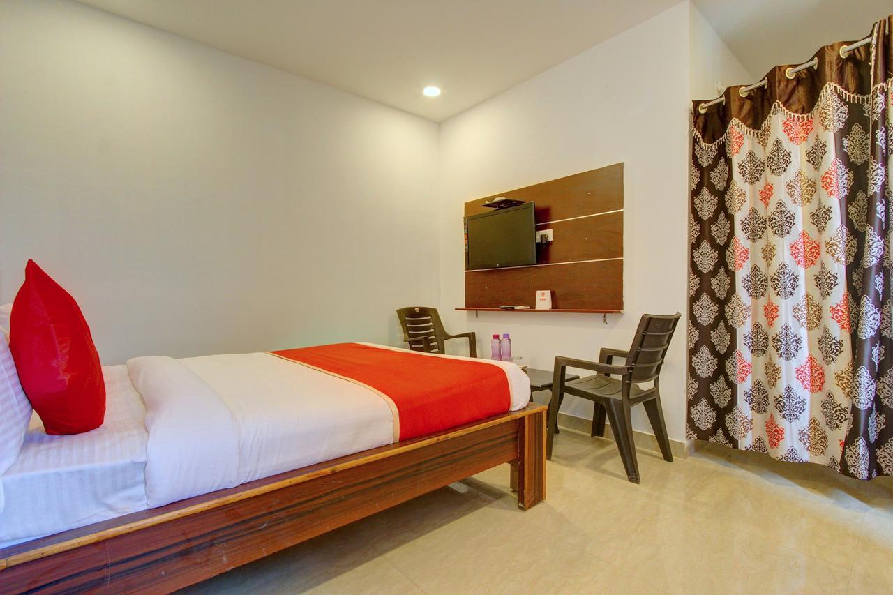 Oyo 11670 Hotel Vishnu Priya Residency Хидерабад Екстериор снимка