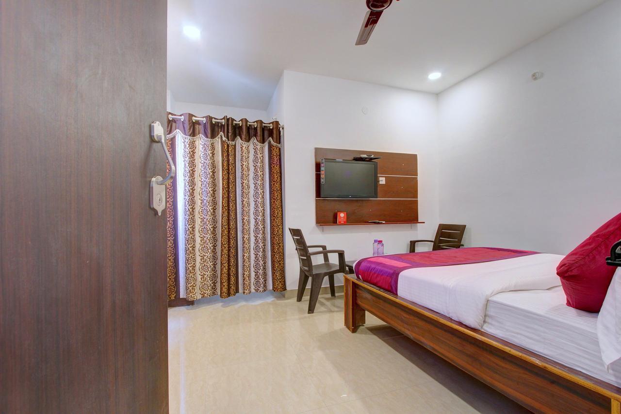 Oyo 11670 Hotel Vishnu Priya Residency Хидерабад Екстериор снимка