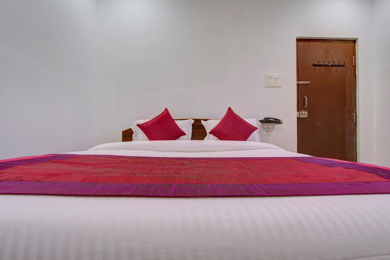 Oyo 11670 Hotel Vishnu Priya Residency Хидерабад Екстериор снимка