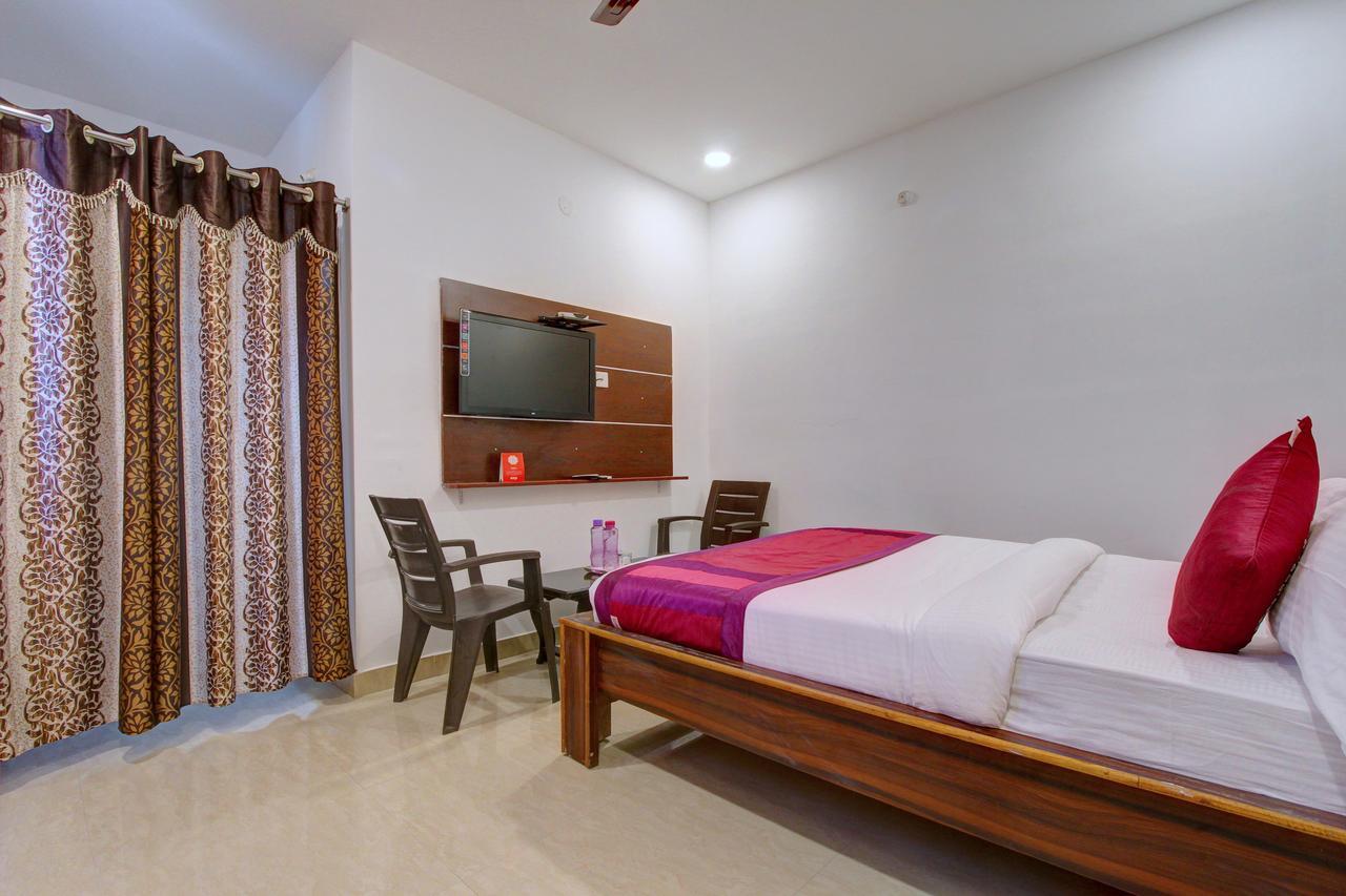 Oyo 11670 Hotel Vishnu Priya Residency Хидерабад Екстериор снимка