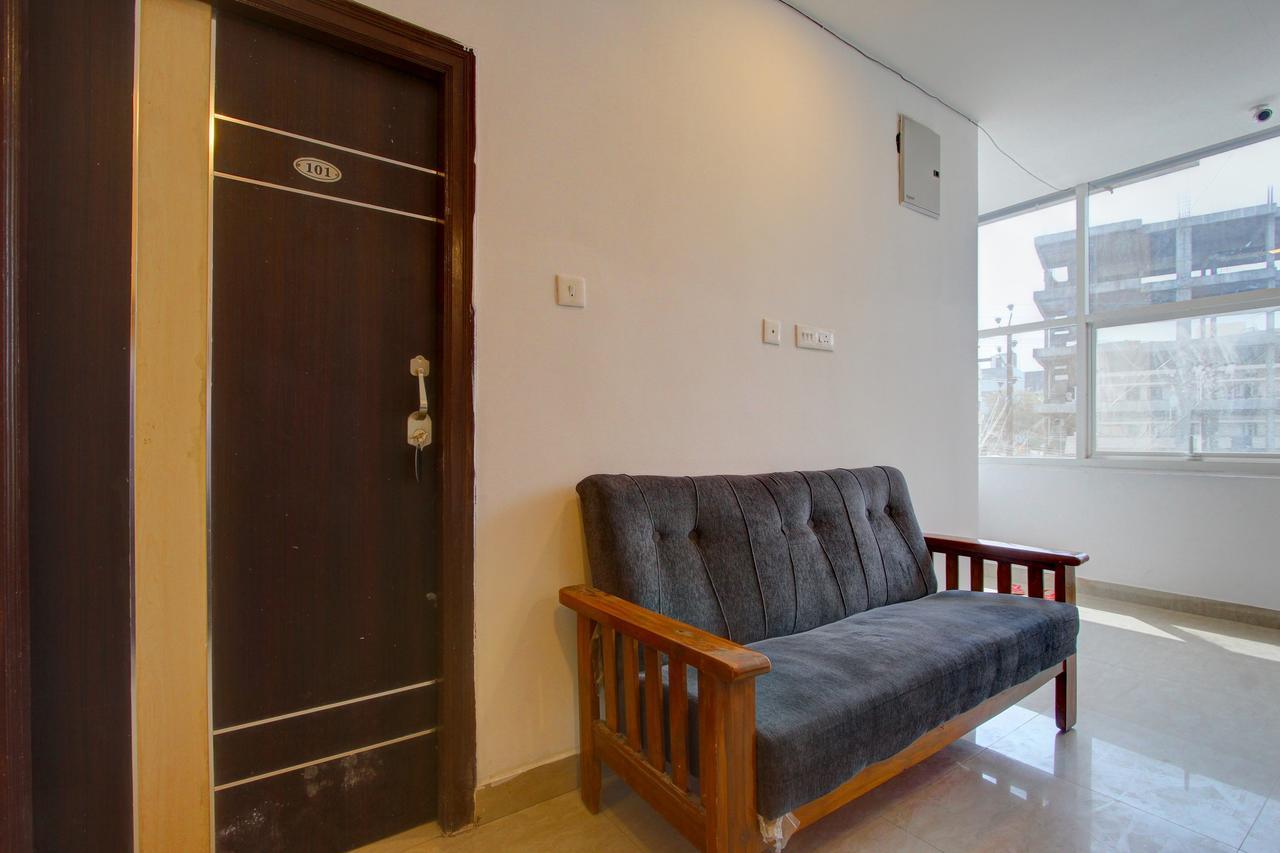 Oyo 11670 Hotel Vishnu Priya Residency Хидерабад Екстериор снимка