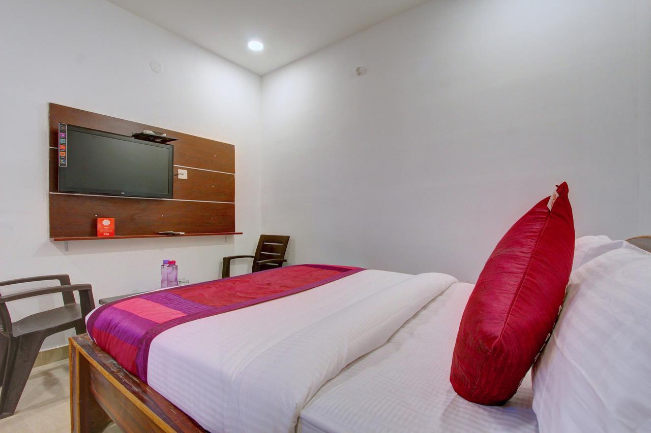 Oyo 11670 Hotel Vishnu Priya Residency Хидерабад Екстериор снимка